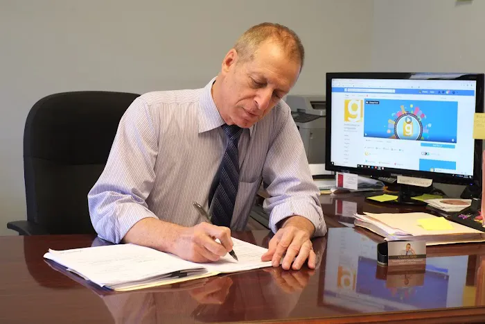 Abogado Reed (Charles Reed, Attorney) Picture 1