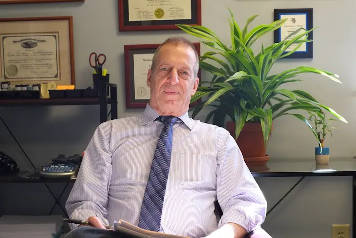 Abogado Reed (Charles Reed, Attorney) Picture 9